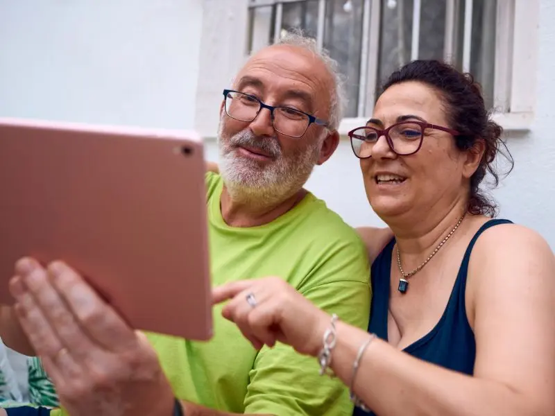 Personne de 55 ans et plus utilisant la technologie pour maintenir ses liens sociaux