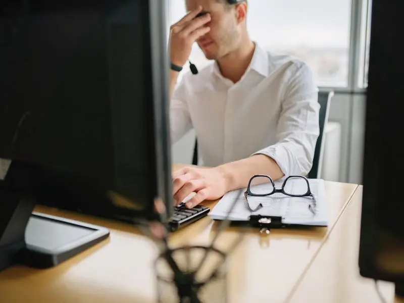Employé confronté au stress et à une charge de travail importante