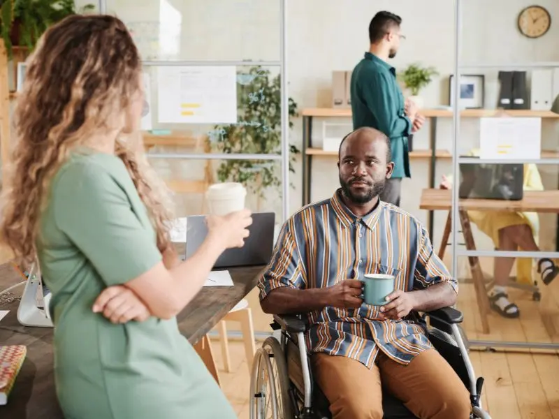 Prendre des pauses, maintenir des liens avec ses collègues et demander du soutien font partie des stratégies favorisant le bien-être au travail.