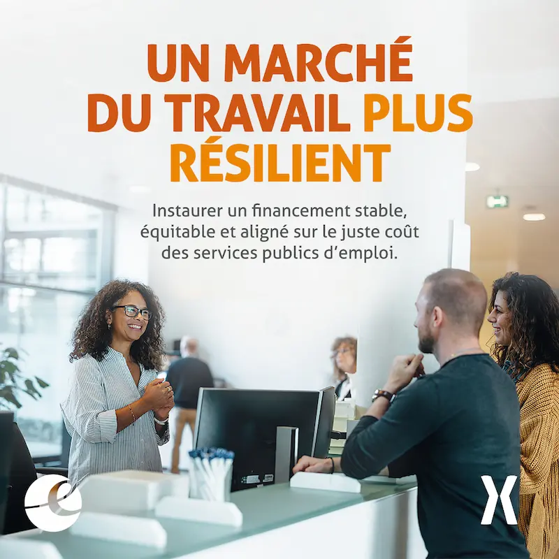 Des personnes échangent dans un centre de services. La priorité présentée est d’instaurer un financement stable, équitable et aligné sur le juste coût des services publics d’emploi.