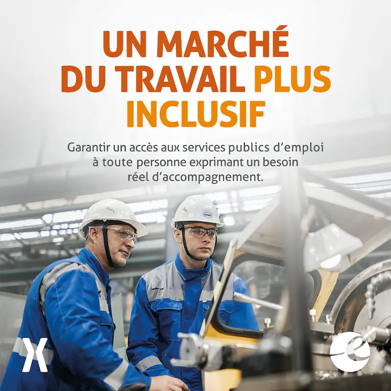 Deux travailleurs en milieu industriel. La priorité présentée est de garantir l’accès aux services publics d’emploi à toute personne ayant un réel besoin d’accompagnement.