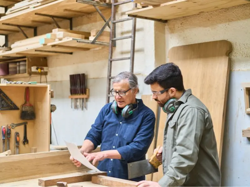 Personne découvrant les tâches quotidiennes d'un métier en observant un professionnel dans son milieu de travail.