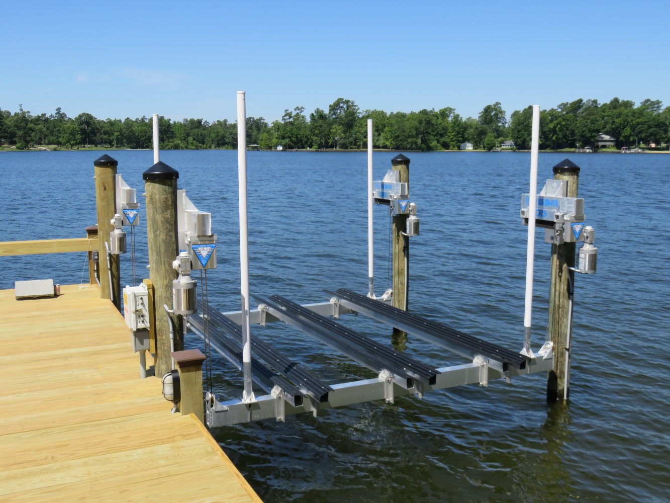 10000-lbs-Beamless-Concept-CRS-Lift-with-Tritoon-Bunking