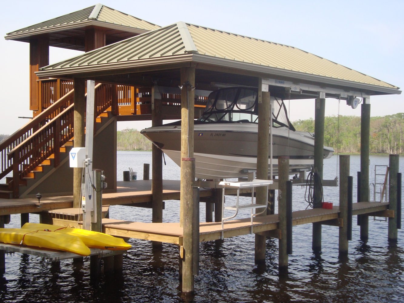 13K DECO CRS 6-post boathouse lift