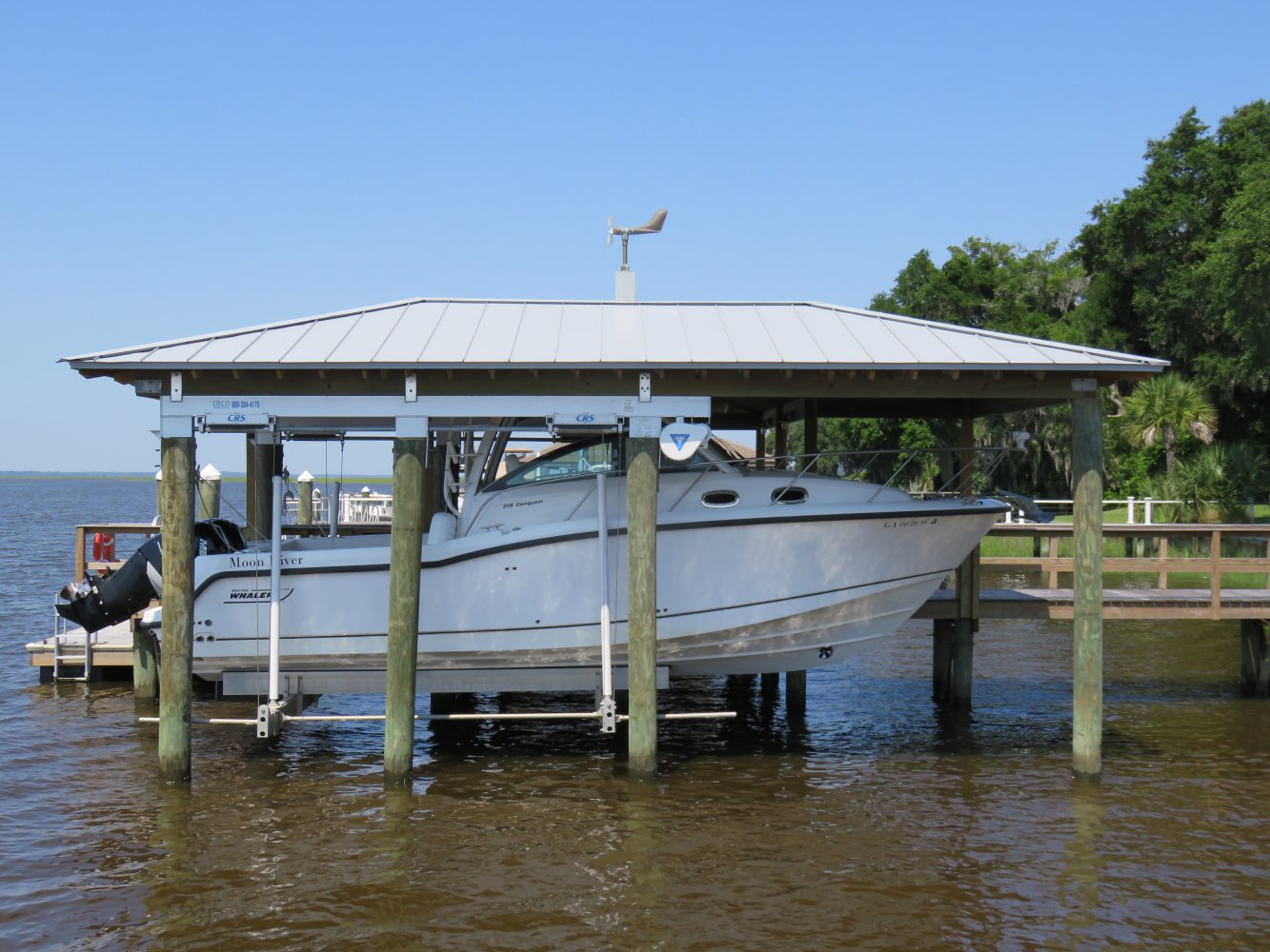 20,000 lb DECO Boathouse Lift with Roof Tabs (6-Piling)