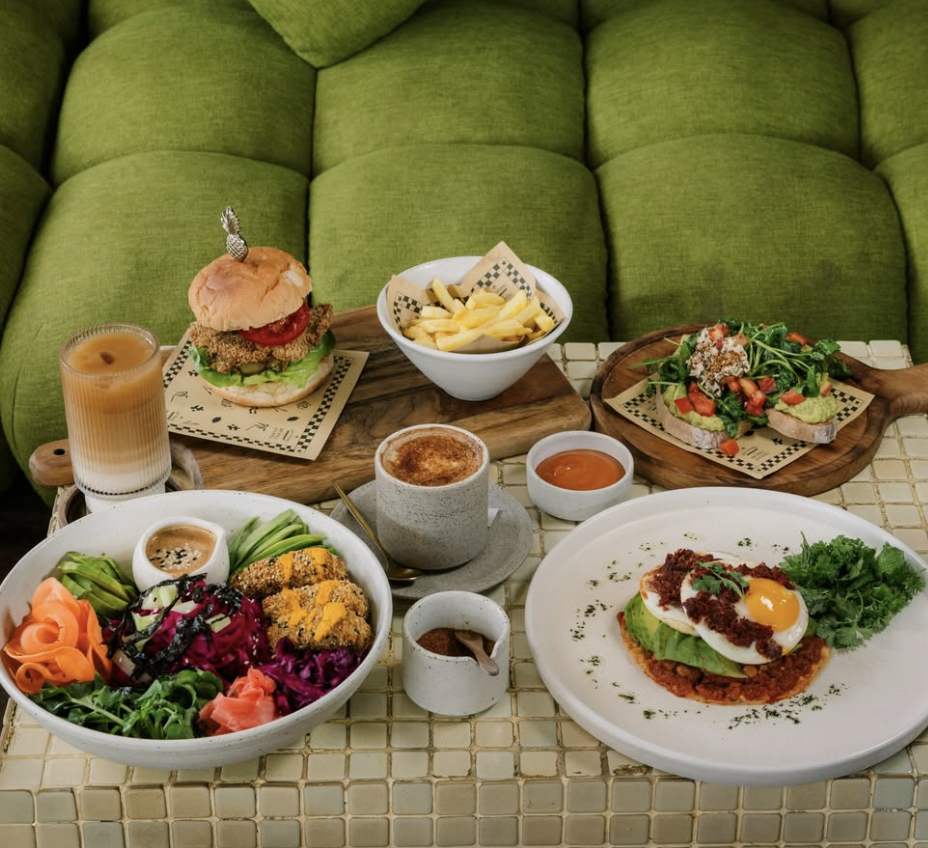 Cafe Organic in Uluwatu, serving a colourful plant-based bowl and smoothie menu