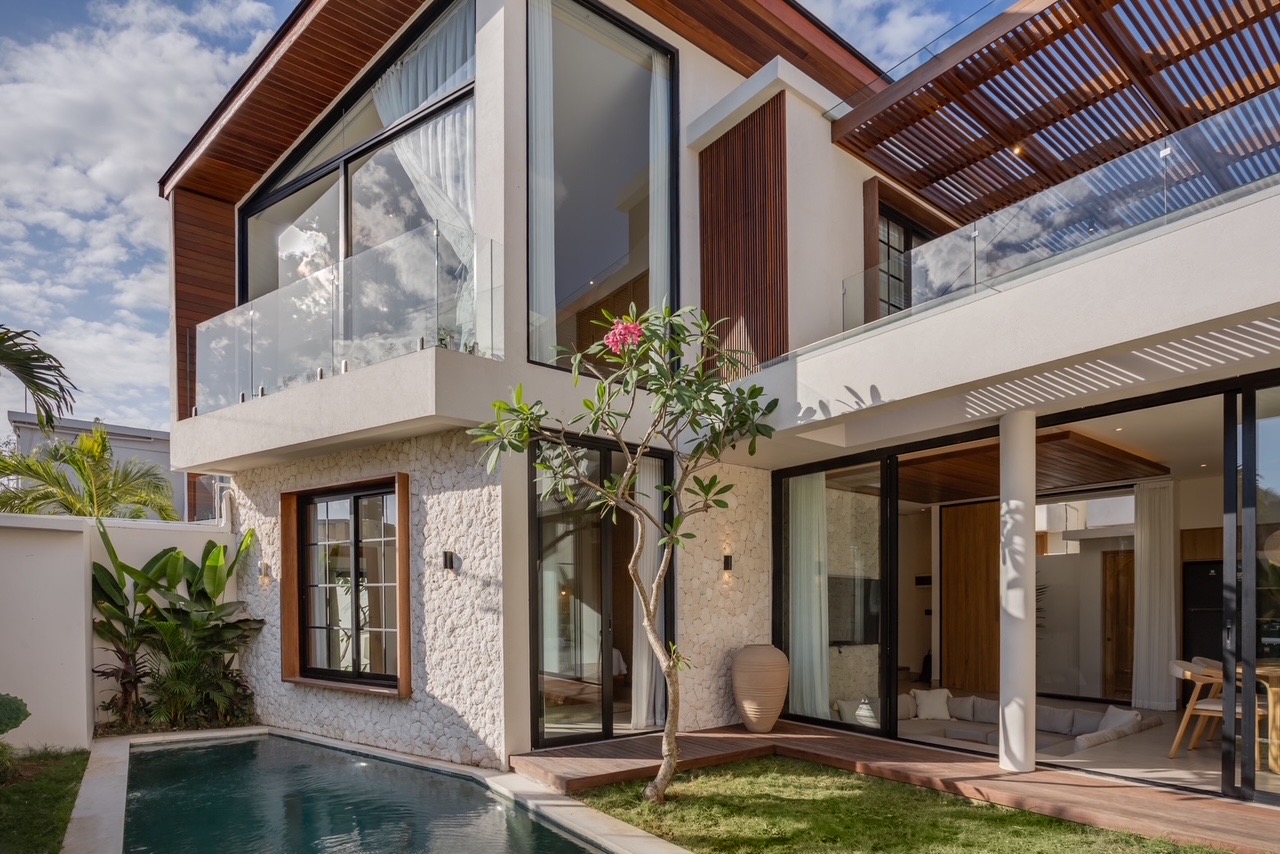 Interiors at Las Mimosas, Pecatu — warm plaster and natural timber