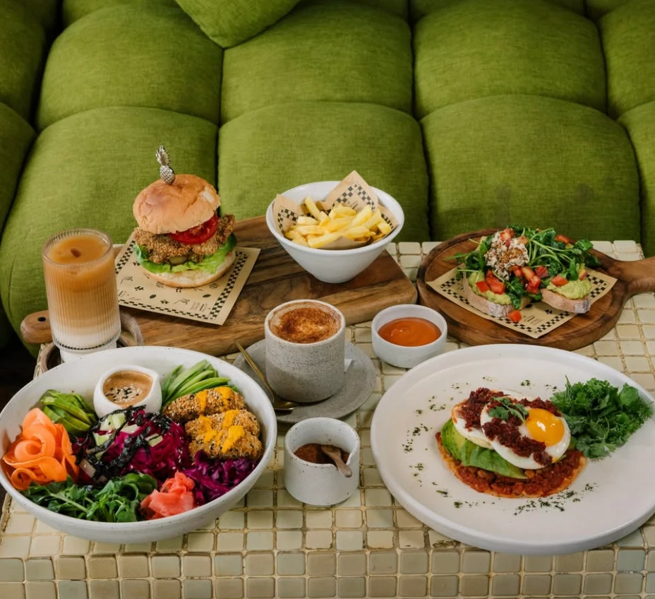 Cafe Organic in Uluwatu, serving a colourful plant-based bowl and smoothie menu