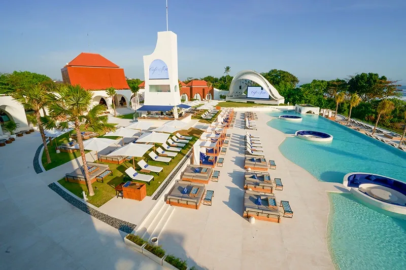 White architecture and the large pool at Cafe del Mar, Tibubeneng, Canggu