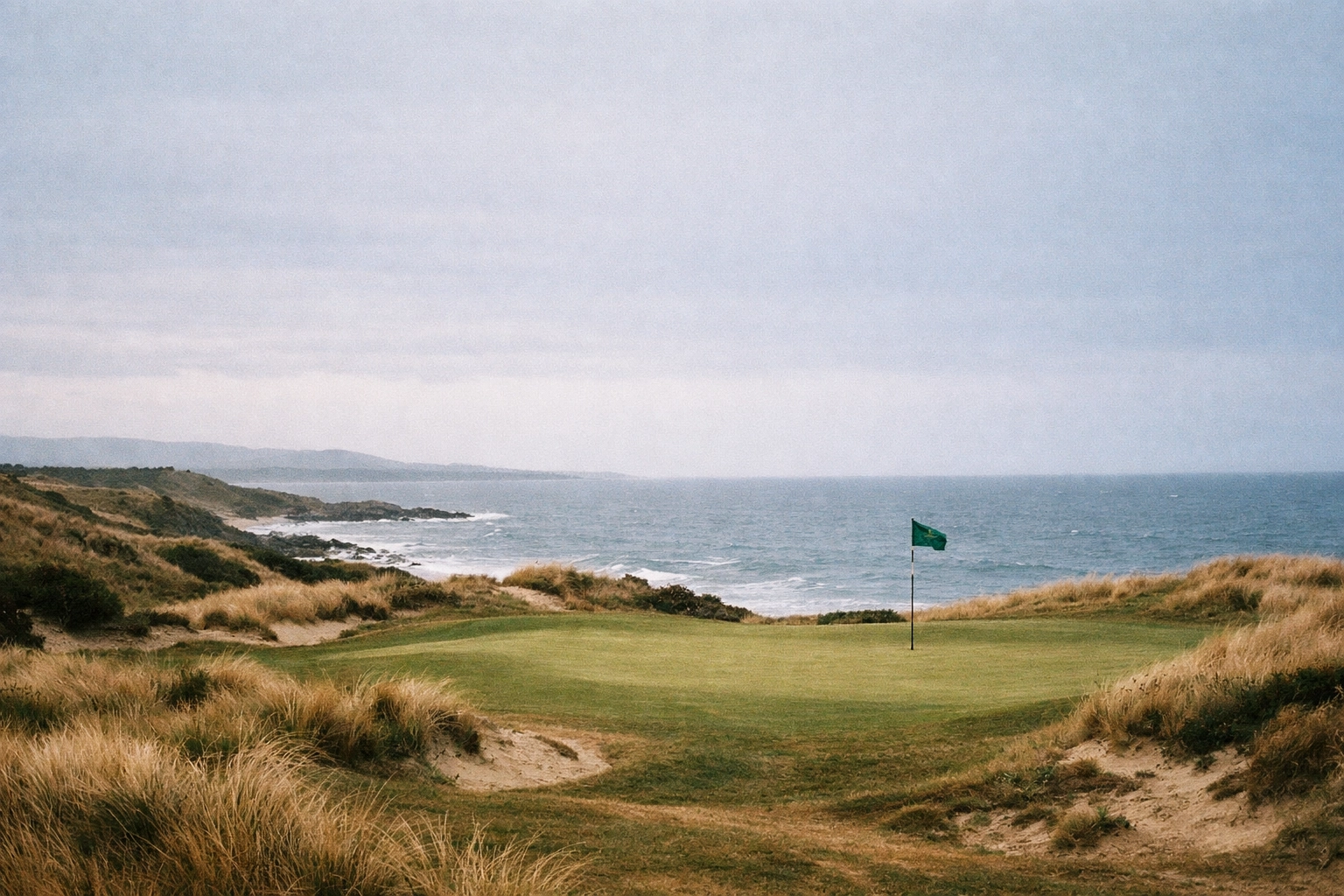 Scenic links golf course in Tasmania overlooking the ocean, perfect for a 2026 hosted golf tour.