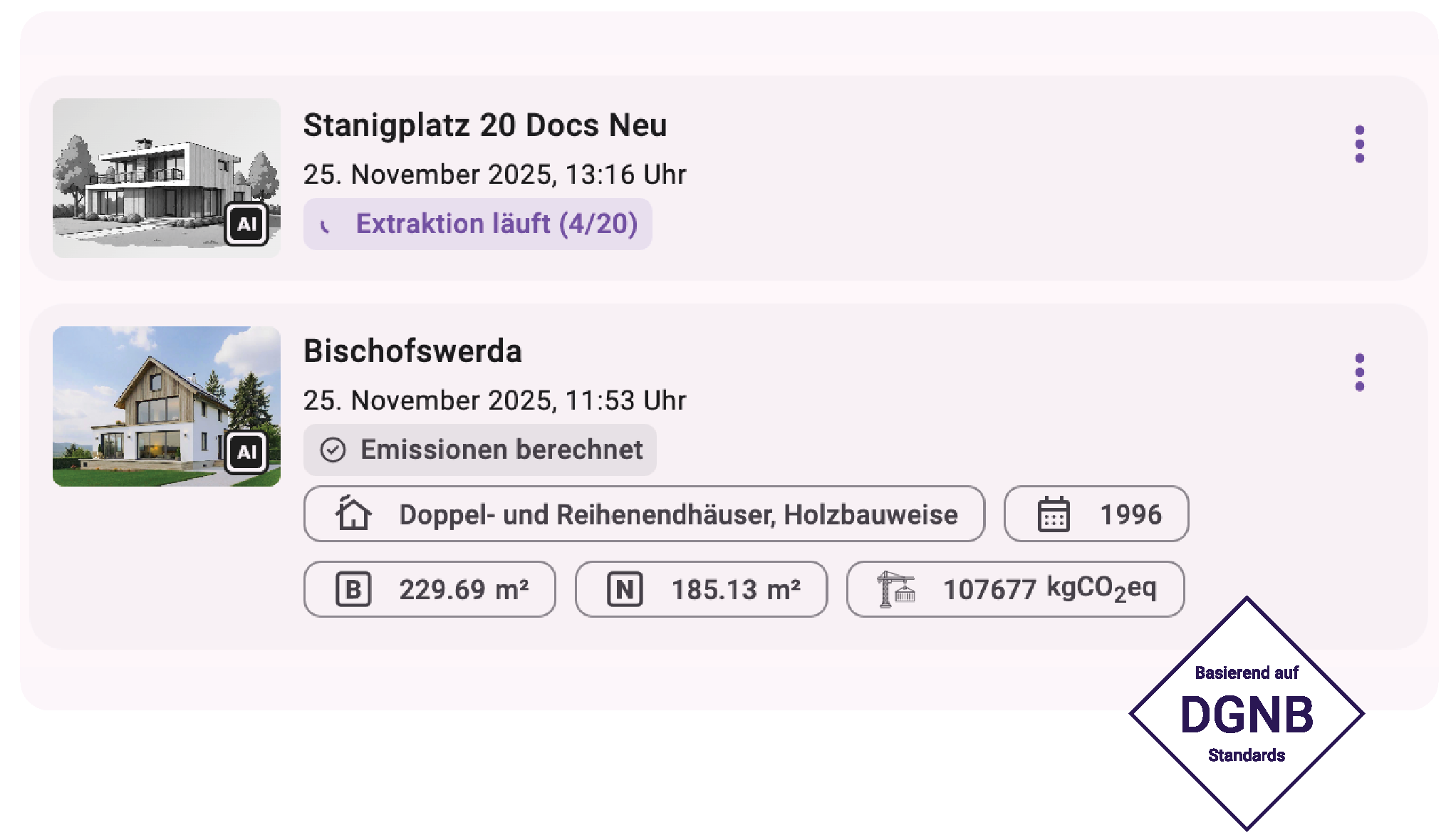 Zwei Gebäudeeinträge mit Bildern, Status und Details: Stanigplatz 20 mit laufender Extraktion und Bischofswerda mit berechneten Emissionen, Holzbauweise, Baujahr 1996, Flächenangaben und CO2-Emissionen, basierend auf DGNB-Standards.