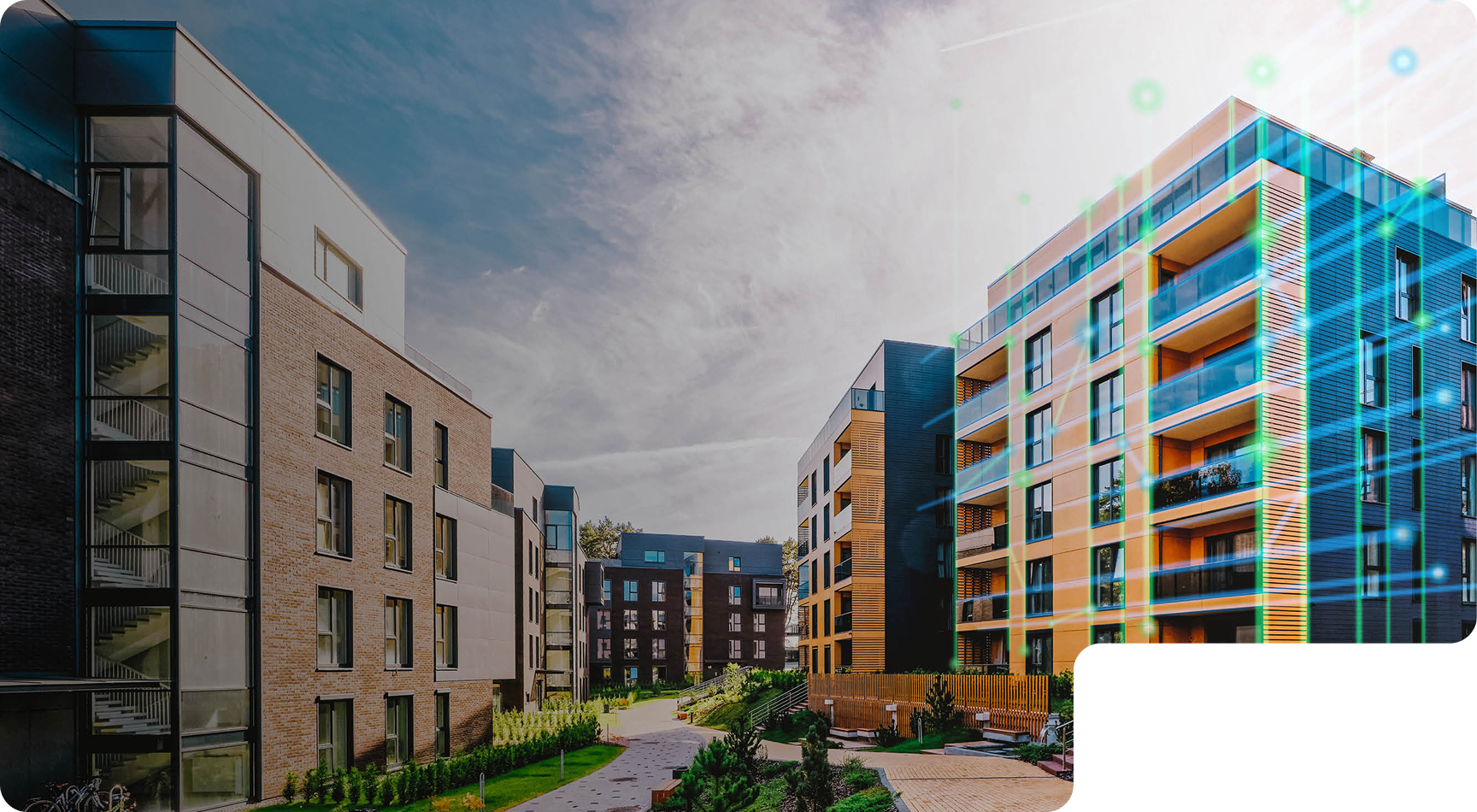 Moderne Wohngebäude mit Balkonen, grünem Innenhof und digitaler Vernetzungsgrafik.