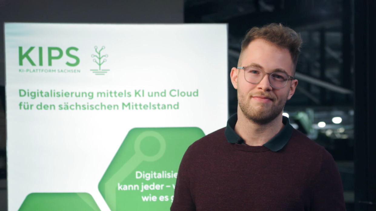 Jonas Haupt vor dem KIPS Banner