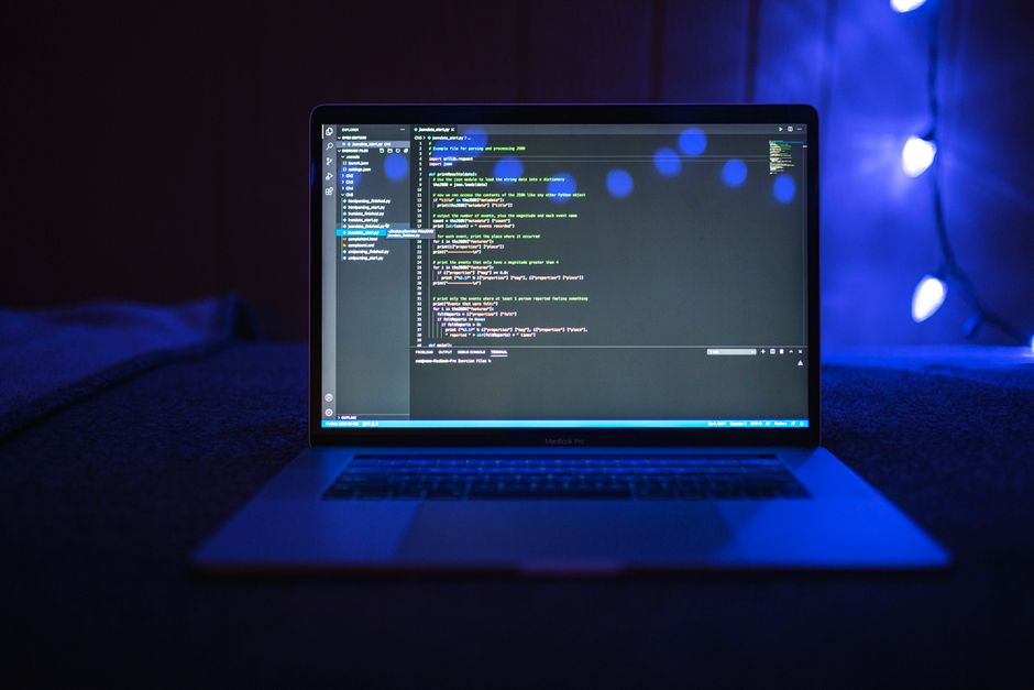 Zdrojový kód na notebooku — IT a software