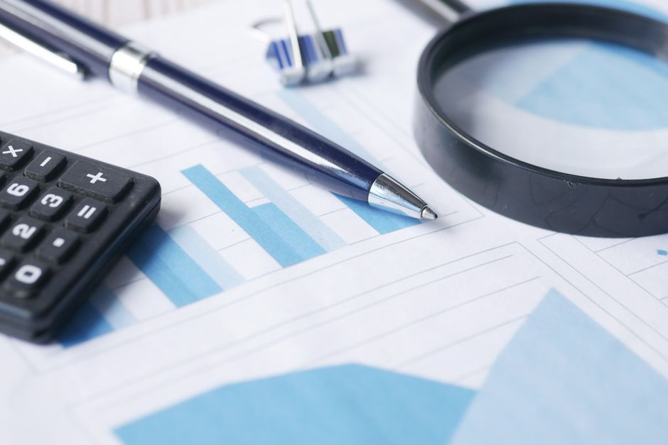 Kalkulačka a lupa nad dokumenty — AML a compliance