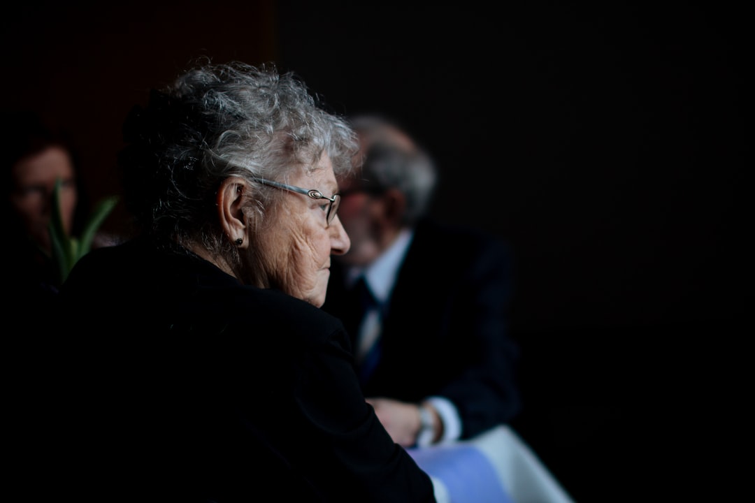 Seniorka podepsala darovací smlouvu, aniž věděla, co podepisuje