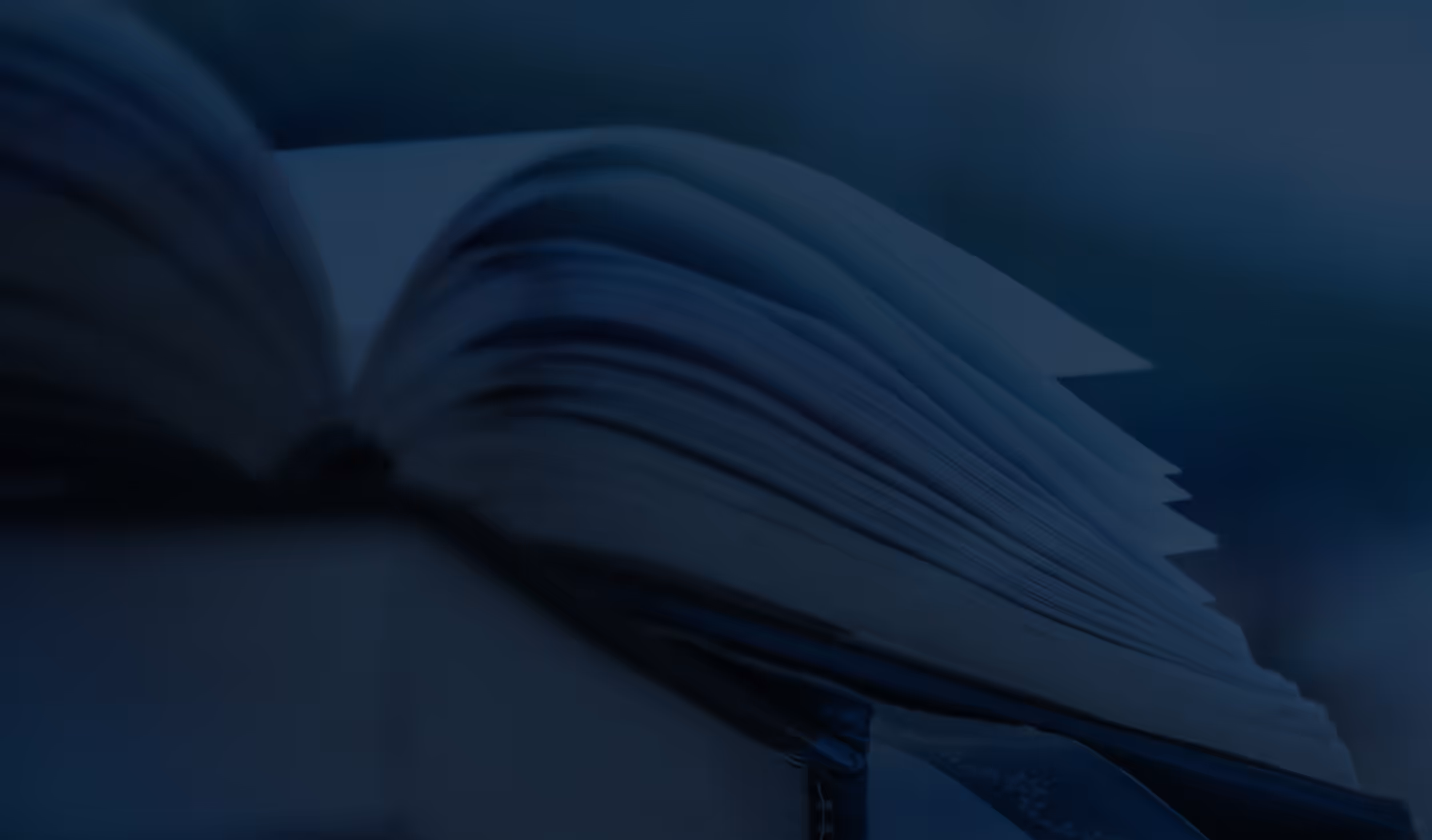 Otevřená kniha položena na podložce, zobrazeny vlnící se stránky.