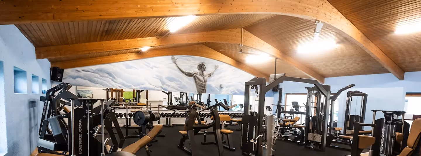 Blurred background of the high-quality strength training area at ONE Power Fitness Abensberg, providing a professional backdrop for legal information.