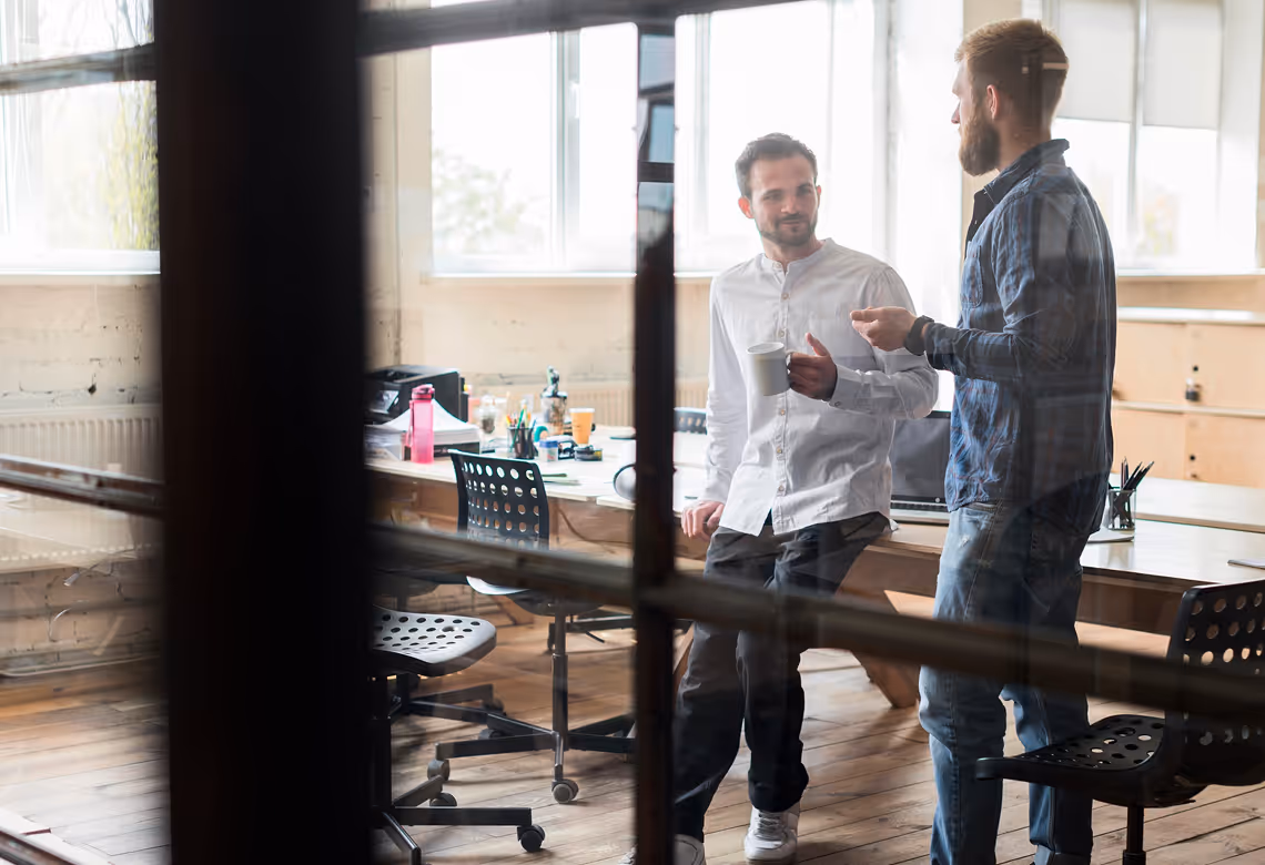 Overview of the 8-step support process for founders, from location analysis to the grand opening.