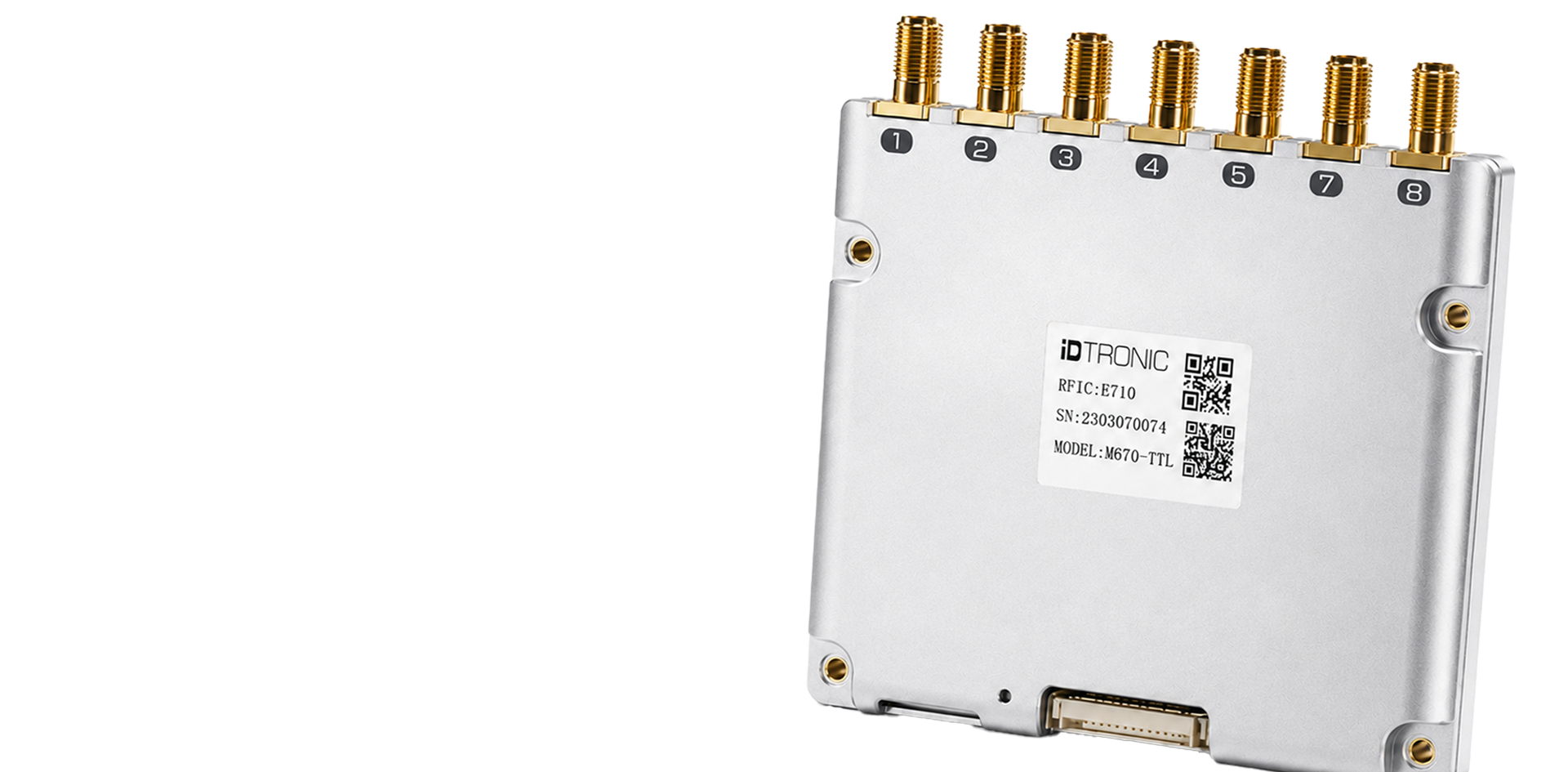 Metallisches elektronisches Gerät mit acht nummerierten goldenen Anschlussports oben und einem Anschluss unten.