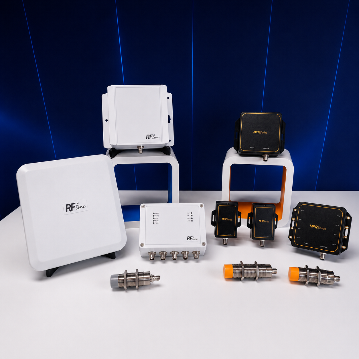 Weiß-schwarze RFline und MPRSeries elektronische Geräte auf weißem Tisch vor blauem Hintergrund.