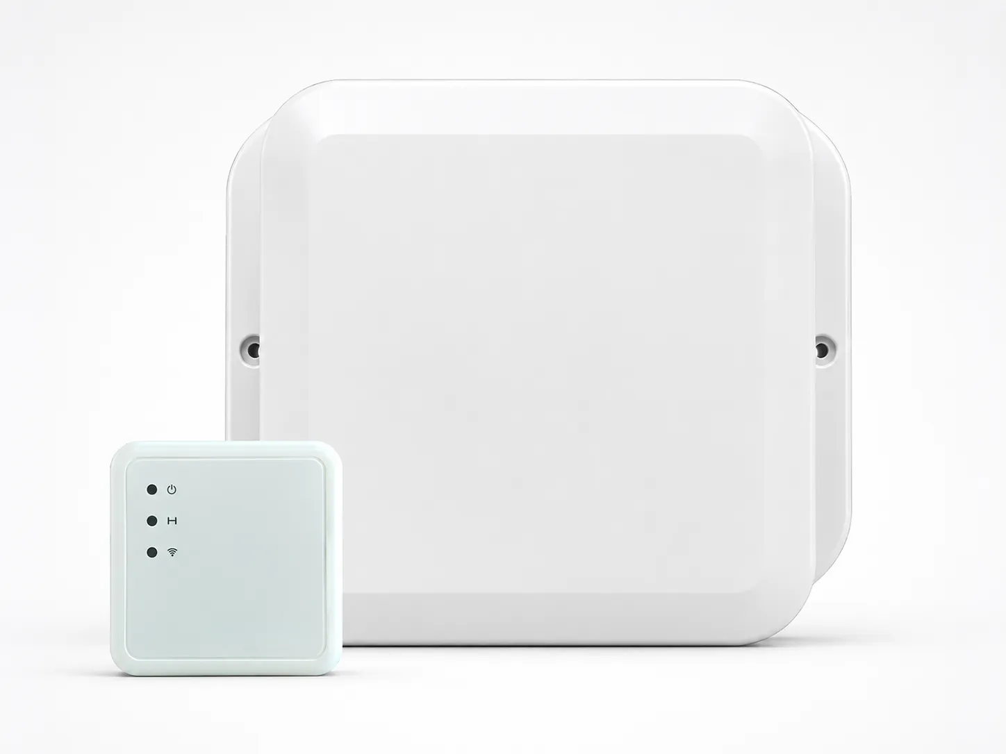 Zwei weiße elektronische Geräte, ein kleines mit drei Kontrollleuchten und ein größeres dahinter.