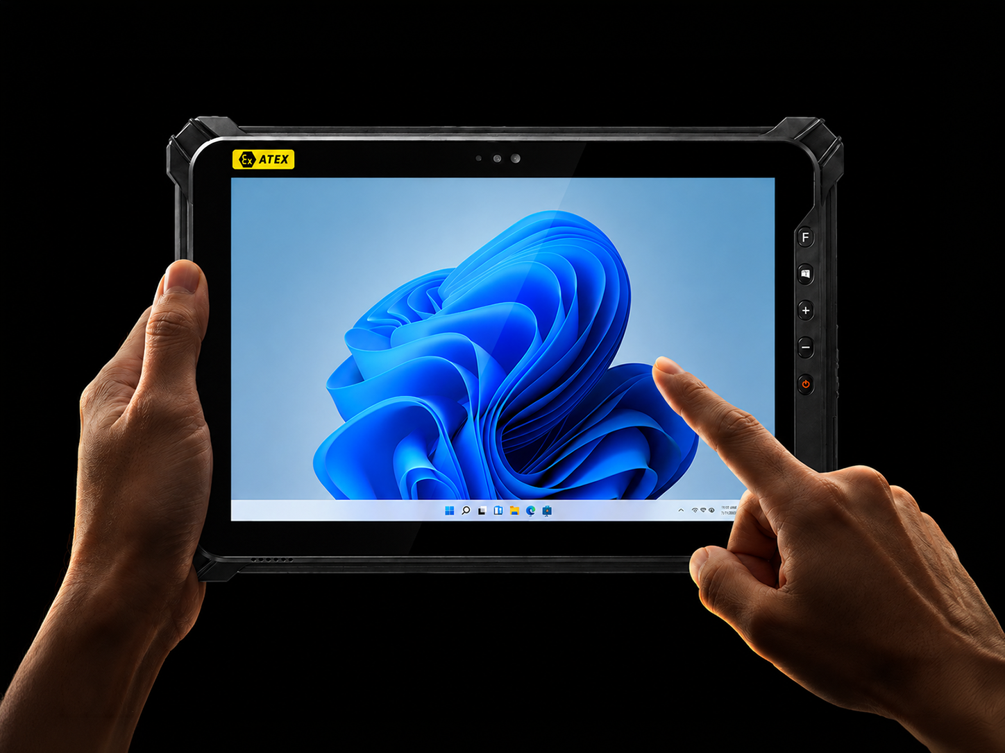 Zwei Hände halten ein robustes Tablet, eine Hand zeigt auf den Bildschirm mit Windows 11 Startbildschirm.
