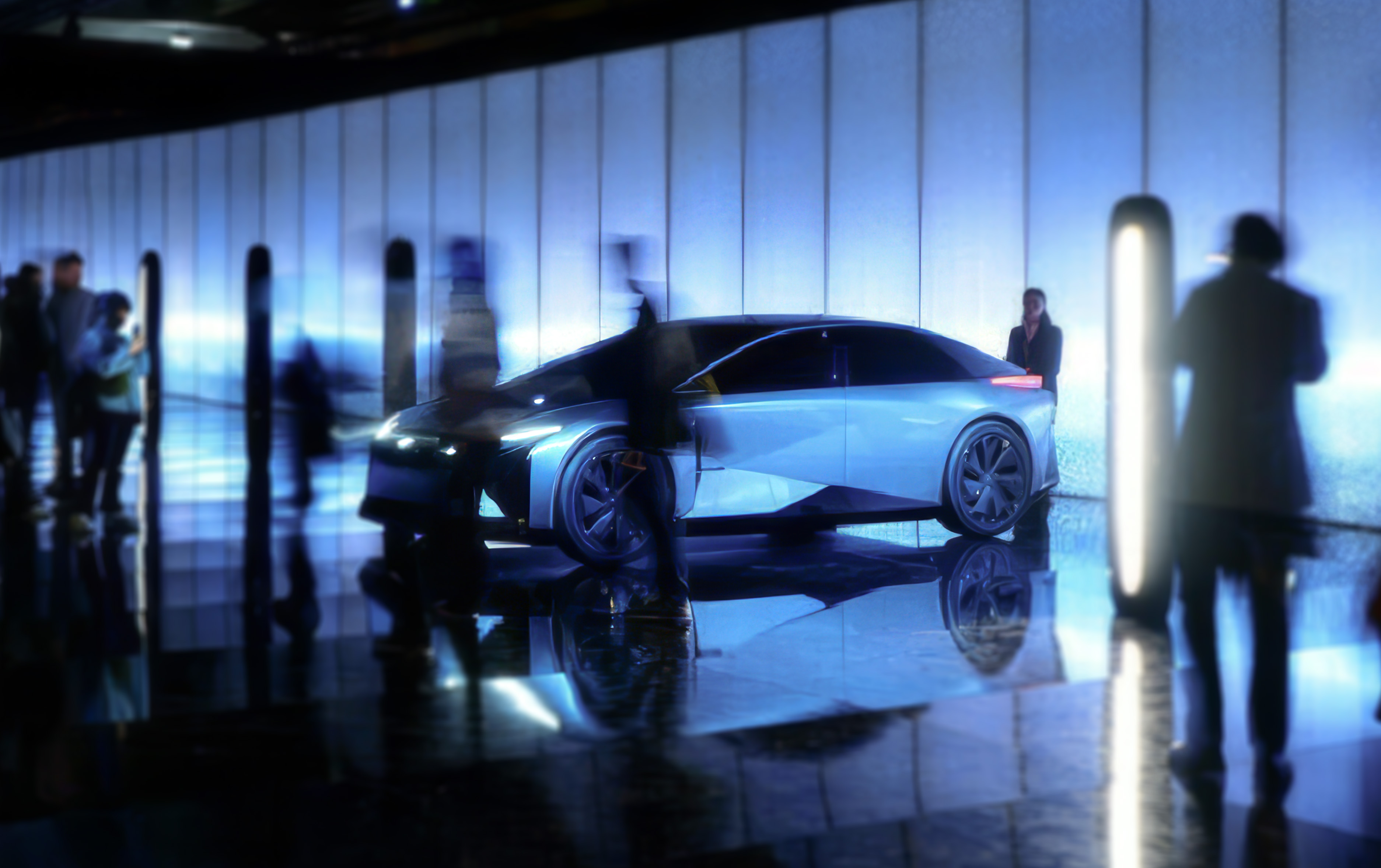 Auto Lexus esposta alla Design Week 2024, parete semitrasparente bianca retroilluminata e pubblico intorno