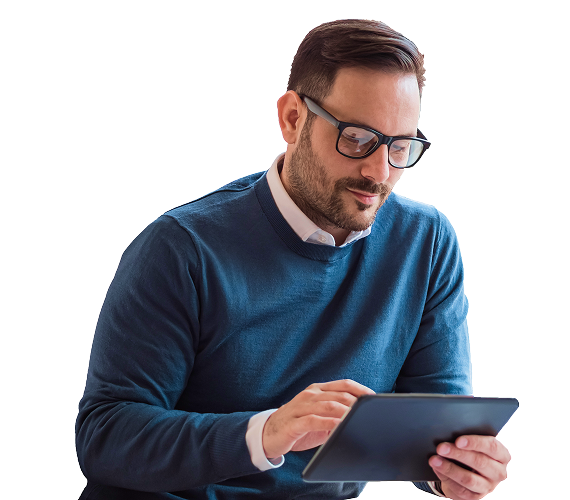 Homme portant un pull bleu et des lunettes, utilisant une tablette tactile.