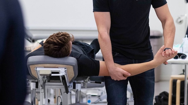 Naprapatstudent i praktiksal
