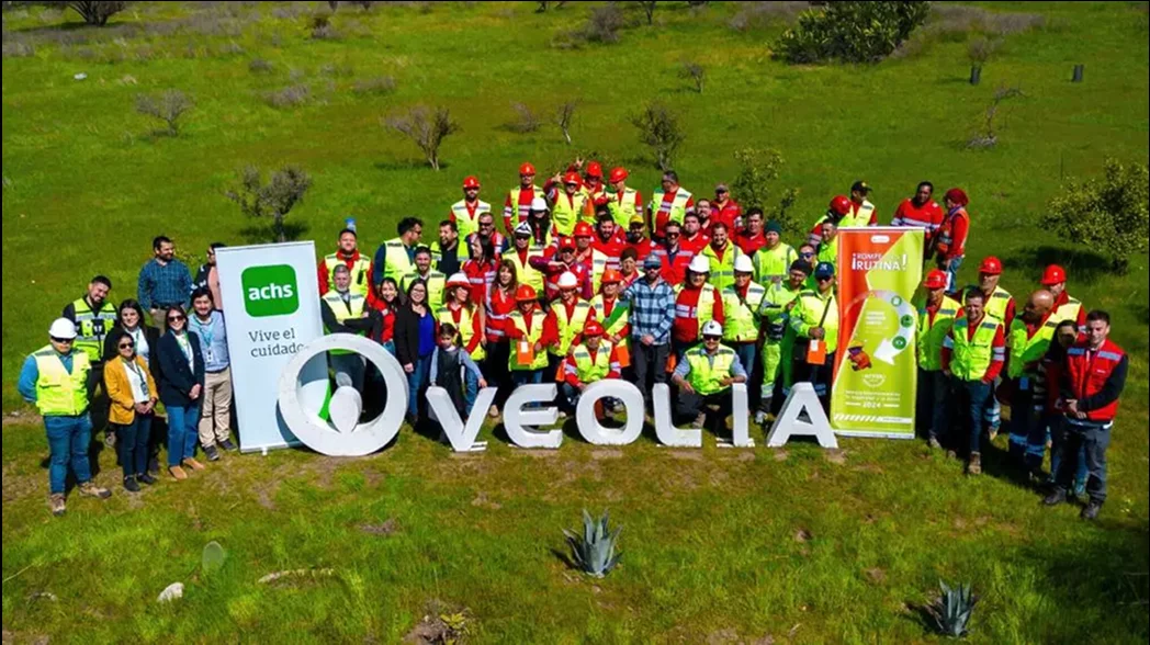 Il team di Veolia Water Tech all'aperto dietro grandi lettere Veolia