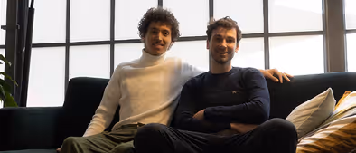 Robbin en Ramon op de bank samen