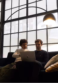 Robbin en Ramon samen op de back achter de laptop aan het werk