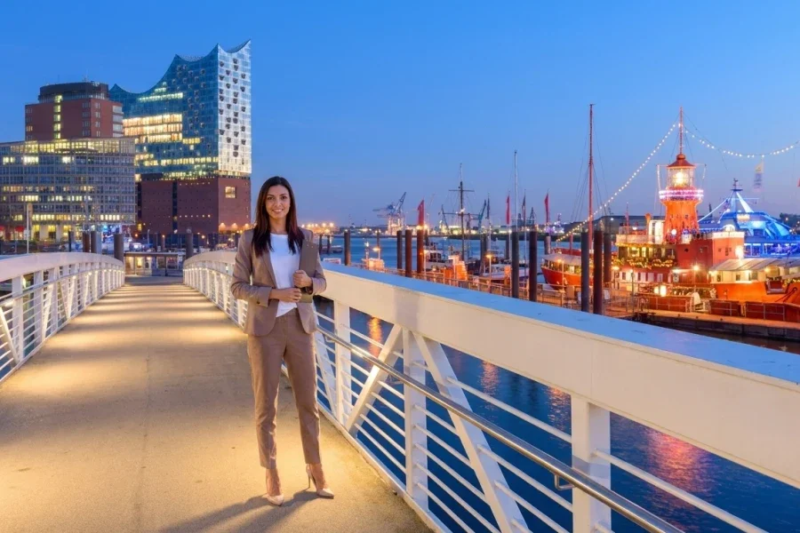 Hausverwaltung Blankenese, Verwalterin steht auf einer Brücke in Hamburg