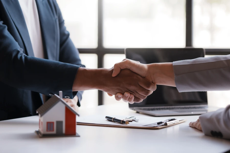 Hamburg Hausverwaltung beauftragen, Handshake