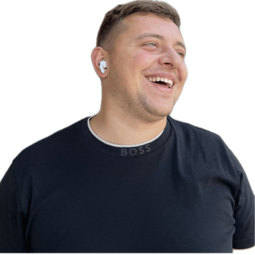 Uśmiechnięty mężczyzna w czarnej koszulce z słuchawkami dousznymi na białym tle.