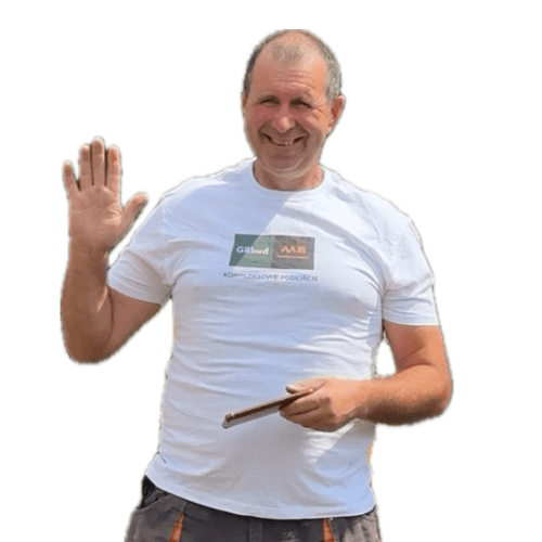 Uśmiechnięty mężczyzna w białej koszulce z logo, machający ręką i trzymający długopis.