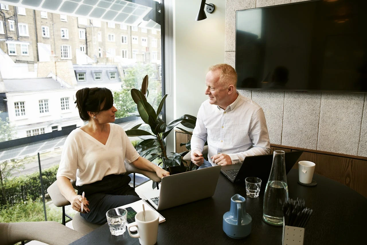 Employee Motivation : Ways to motivate employees - Team of 2 on a meeting
