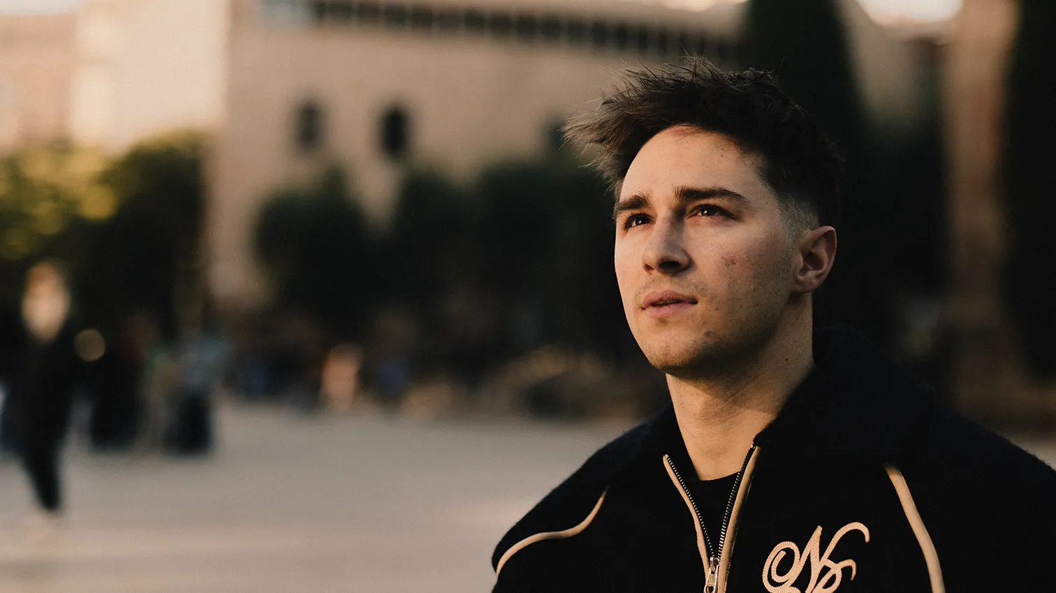 Portrait de l'athlete Jonas Bell dehors dans un décors urbain.