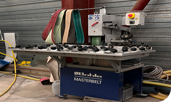 Machine à bande pour verre