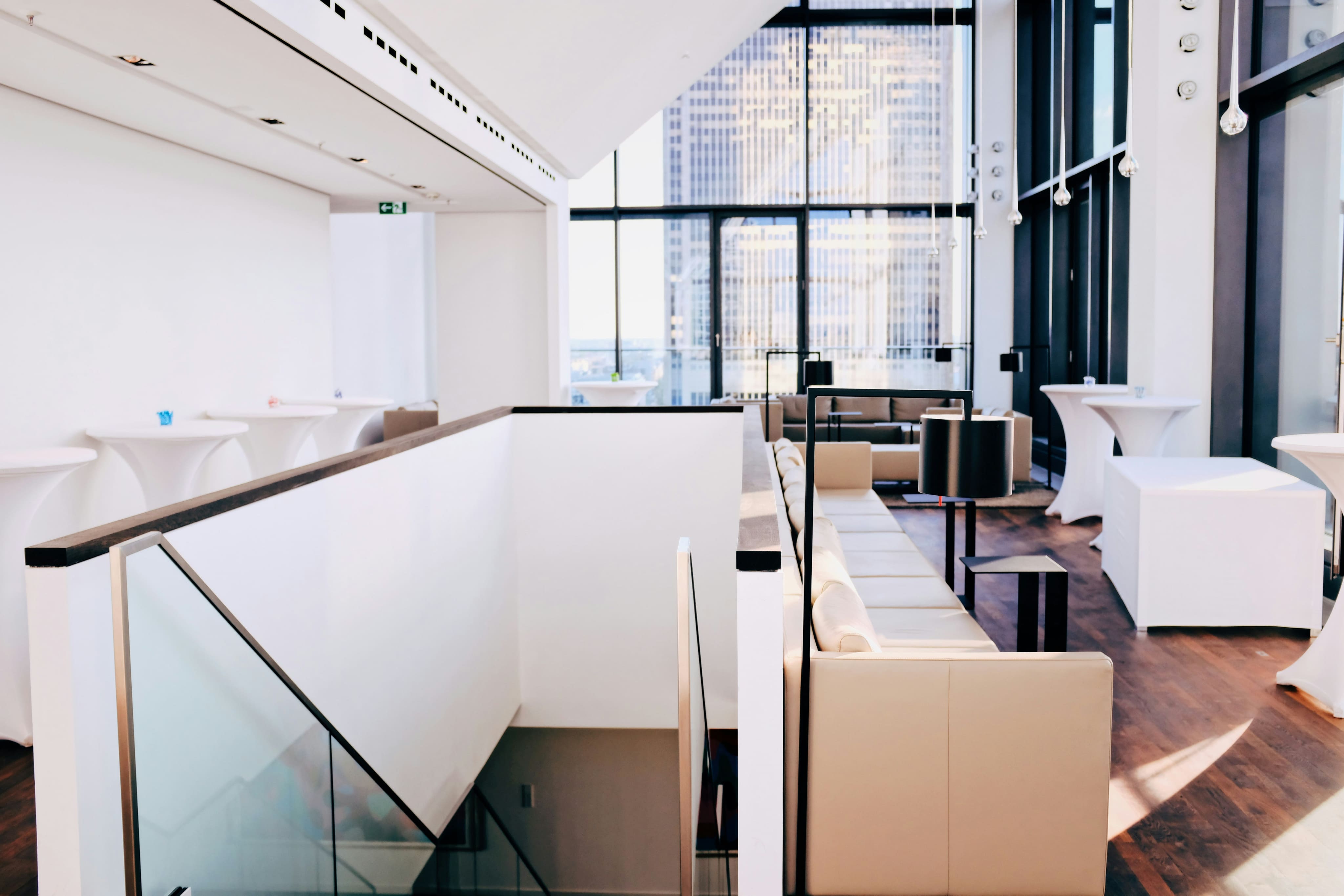 intérieur loft avec garde corps escalier