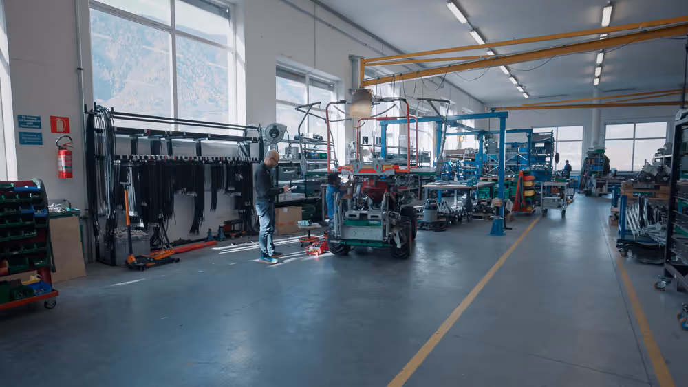 KNECHT Hebebühne und Erntemaschine bei einer Revision in der BerMarTEC Servicewerkstatt