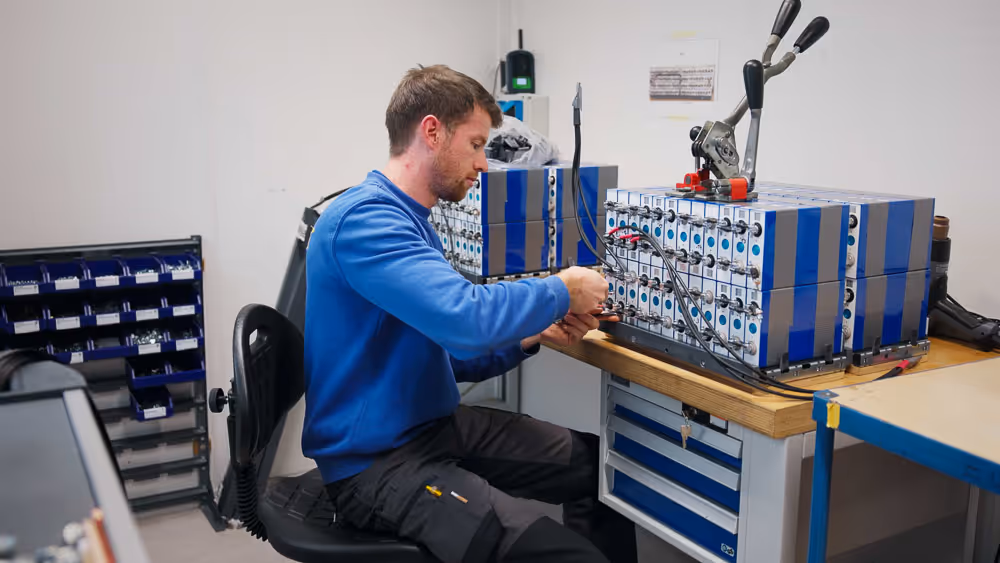 Mitarbeiter von BerMarTEC bei der Produktion