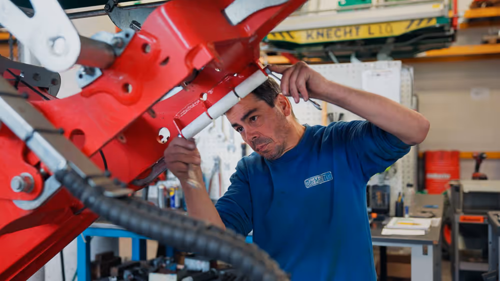 Servicemechaniker bei der Reperatur einer KNECHT Maschine in der Servicewerkstatt von BerMarTEC