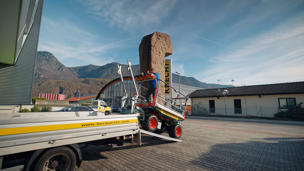 KNECHT Hebebühne und Erntemaschine beim Verladen