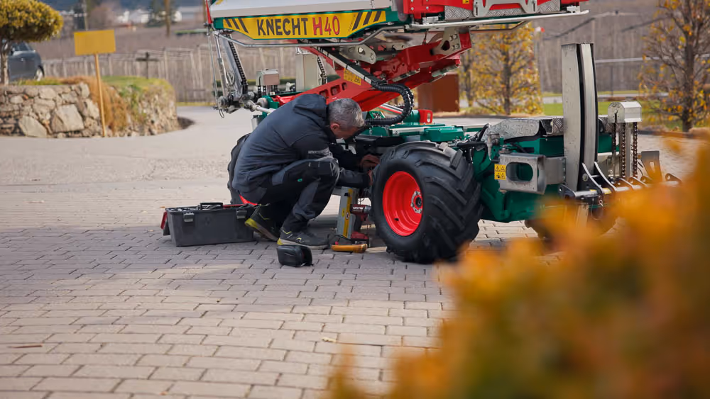 Servicetechnker von BerMarTEC beim Einsatz vor Ort beim Kunden