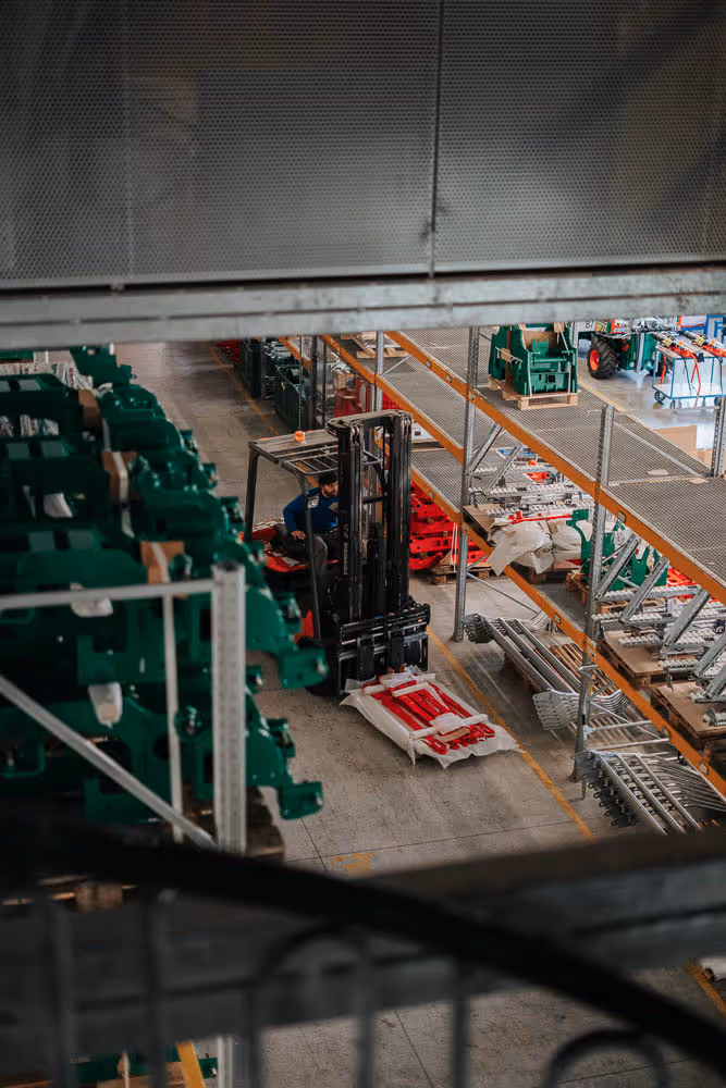 Mitarbeiter in der BerMarTEC Produktion