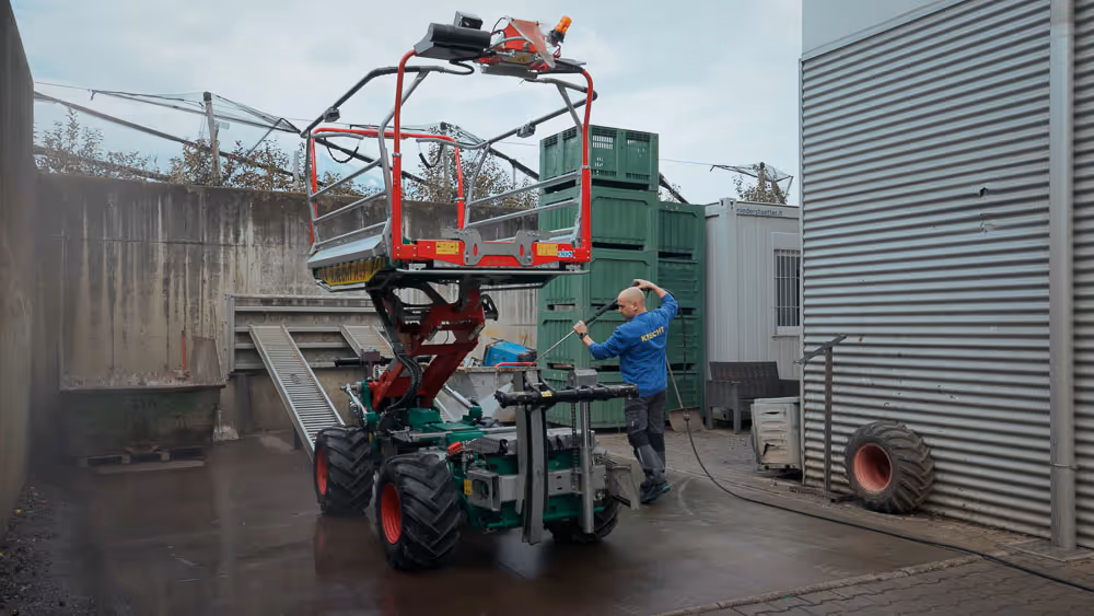 Mitarbeiter in der Servicewerkstatt von BerMarTEC