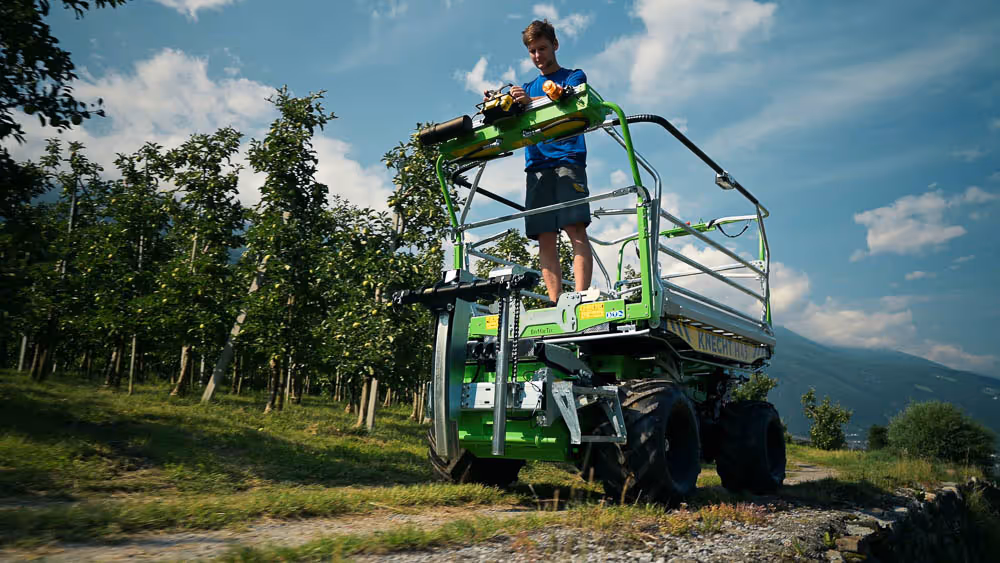 KNECHT Hebebühne und Erntemaschine im Einsatz