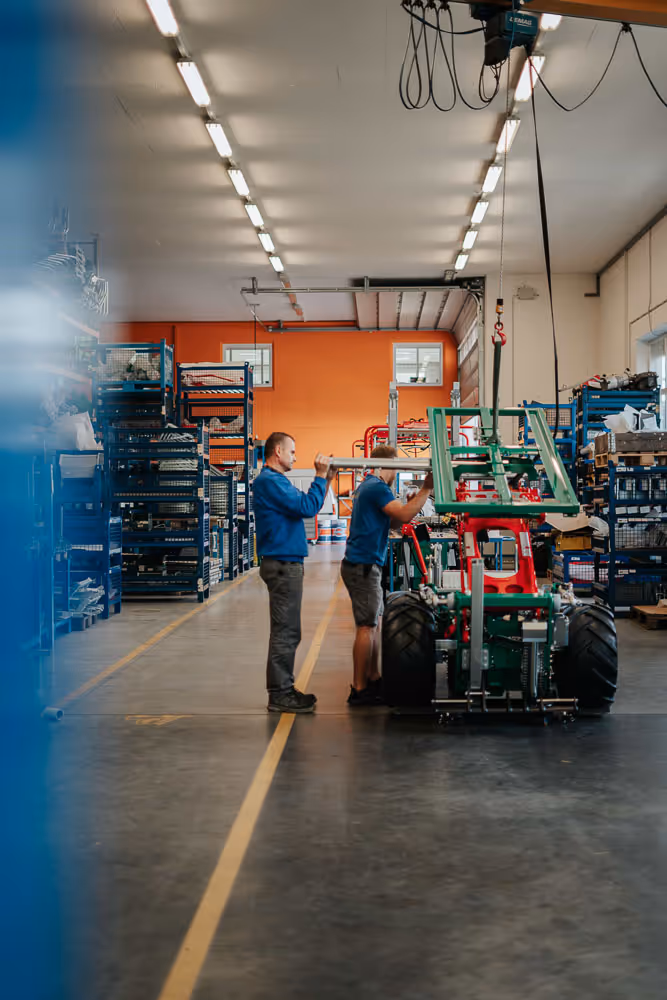 Produktion einer KNECHT Hebebühne und Erntemaschine